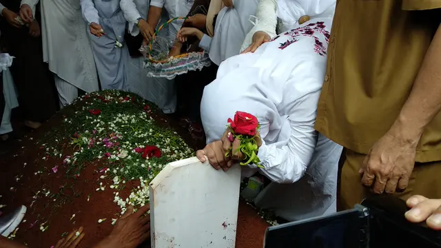 Pemakaman Jaksa Dodi Junaedi Korban Lion Air Jatuh. (Liputan6.com/Nafiysul Qodar)