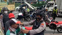 Patroli Prokes Polrestabes Surabaya. (Dian Kurniawan/Liputan6.com)