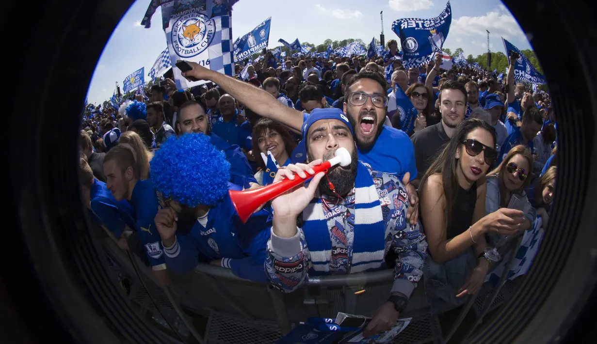 Suporter menanti parade trofi juara Liga Inggris 2015/2016 dekat Victoria Park di Leicester, (16/5/2016). (EPA/Jon Super)