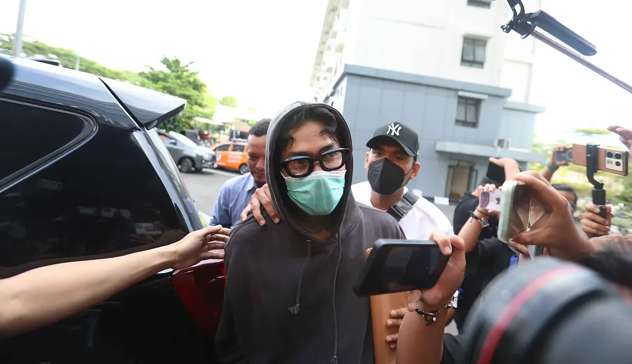 Musisi sekaligus aktor, Onadio Leonardo atau akrab disapa Onad, saat tiba di Polres Jakarta Barat pada Senin (3/11/2025). Sebelumnya, Satresnarkoba Polres Metro Jakarta Barat menangkap musisi dan aktor Leonardo Arya alias Onadio Leonardo atau akrab disapa Onad terkait terkait kasus penyalahgunaan narkoba pada Kamis (30/10) sekitar pukul 22.00 WIB. (Kapanlagi.com/Budy Santoso)
