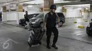 Anggota gegana meninggalkan lokasi ledakan usai melakukan olah TKP di kantin Mal Alam Sutera, Tangerang, Banten, Rabu (28/10). Polda Metro Jaya memastikan sumber ledakan itu adalah bom rakitan dan berdaya ledak rendah. (Liputan6.com/Herman Zakharia)