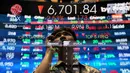 Pekerja menatap layar monitor yang menampilkan Indeks Harga Saham Gabungan (IHSG) di Bursa Efek Indonesia, Jakarta, Jumat (7/2/2025). (Liputan6.com/Angga Yuniar)