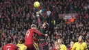 Kiper Swedia Andreas Isaksson menghalau bola dari sundulan pemain Denmark pada laga kualifikasi piala Eropa Prancis 2016 di Stadion Parken, Kopenhagen,Rabu (18/11/2015) dini hari WIB.  (AFP Photo/Jonathan Nackstrand) 