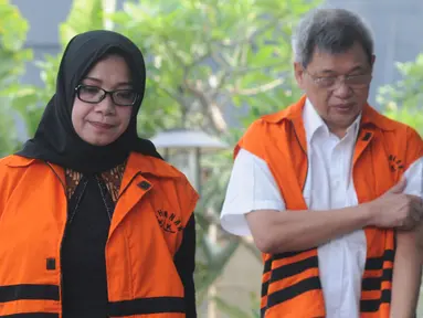 Wakil Ketua Komisi VII DPR Eni Maulani Saragih dan Anggota DPRD Sumut Sony Firdaus tiba untuk menjalani pemeriksaan lanjutan di KPK, Jakarta, Rabu (10/10). Eni Saragih diperiksa sebagai saksi untuk tersangka Idrus Marham. (Merdeka.com/Dwi Narwoko)
