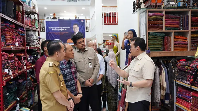 Kunjungi Galeri Ulos Sianipar, Mendag Budi Santoso Dukung Promosi Ekspor UMKM Berbasis Kearifan Lokal