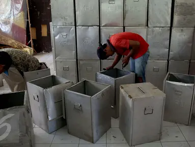 Pekerja memperbaiki dan mempersiapkan kotak suara di Gudang Penyimpanan Kotak Suara Pengadegan, Jakarta Selatan, Senin (2/1). (Liputan6.com/Johan Tallo)