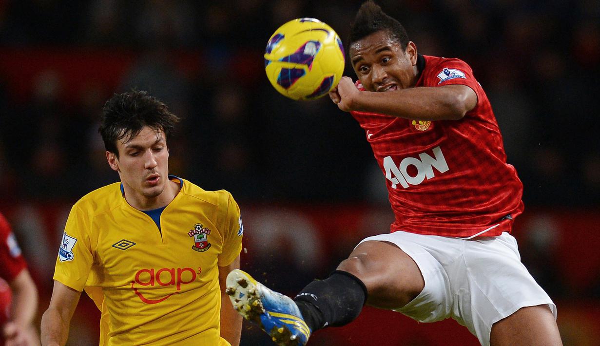 Anderson. Gelandang tengah berusia 34 tahun yang telah pensiun pada September 2019 bersama Adana Demirspor ini tercatat pernah membela Manchester United selama 7,5 musim mulai 2007/2008 hingga tengah musim 2014/2015. Ia sukses mencatatkan total 181 penampilan bersama MU di semua ajang dengan torehan 9 gol dan 20 assist. (AFP/Andrew Yates)