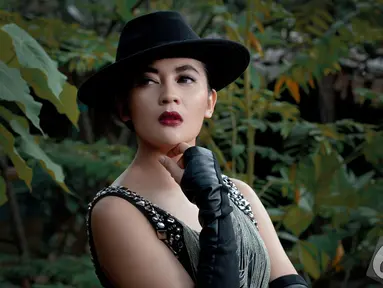Indah Dewi Pertiwi tampil cantik saat menjalani pemotretan, Jakarta. Foto diambil pada Rabu (12/11/2014) (Liputan6.com/Fathan Rangkuti) 