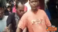Citizen6, Jakarta: Seorang pencuri motor kepergok warga ketika menjalankan aksinya di kost-kostan daerah Palmerah, Jakarta Barat pukul 09.00 WIB,  Selasa (5/7). Warga kemudian menyerahkan tersangka ke Polsek Palmerah. (Pengirim: Johannes Tirtawijaya)