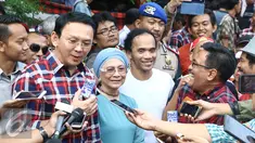 Cagub DKI no urut dua, Ahok memberikan keterangan pers usai melakukan pertemuan tertutup di markas Slank, Jakarta, Kamis (22/12/2016). Kedatangan keduanya disambut langsung oleh manager dan personel Slank. (Liputan6.com/Herman Zakharia)