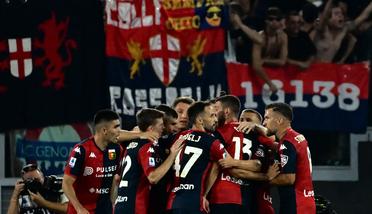 Kekalahan ketiga AS Roma di Serie A Liga Italia 2023/2024 terjadi pada pekan keenam (28/9/2023) saat kalah 1-4 dari tuan rumah Genoa. Keempat gol Genoa dicetak melalui Albert Gudmundsson (5'), Mateo Retegui (45'), Morten Thorsby (74') dan Walter Messias Junior (81). Satu-satunya gol AS Roma dicetak oleh Bryan Cristante (22'). (AFP/Tiziana Fabi)