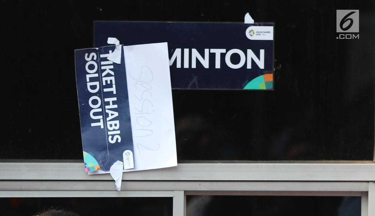 Kertas pengumuman tiket final bulu tangkis beregu putra terpampang di tiket boks di kawasan GBK, Jakarta, Rabu (22/8). Laga final bulu tangkis beregu putra mempertemukan Indonesia melawan China. (Liputan6.com/Helmi Fithriansyah)