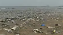 Suasana kotor pantai Juhu yang dipenuhi sampah plastik di Mumbai, India (2/6). (AFP PHoto/Punit Paranjpe)