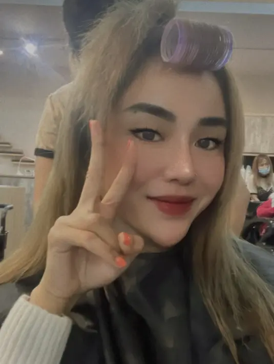 Medina Zein pun menunggah video, jika dirinya sedang merapihkan rambutnya tersebut ke salon.  (@medinazein92)