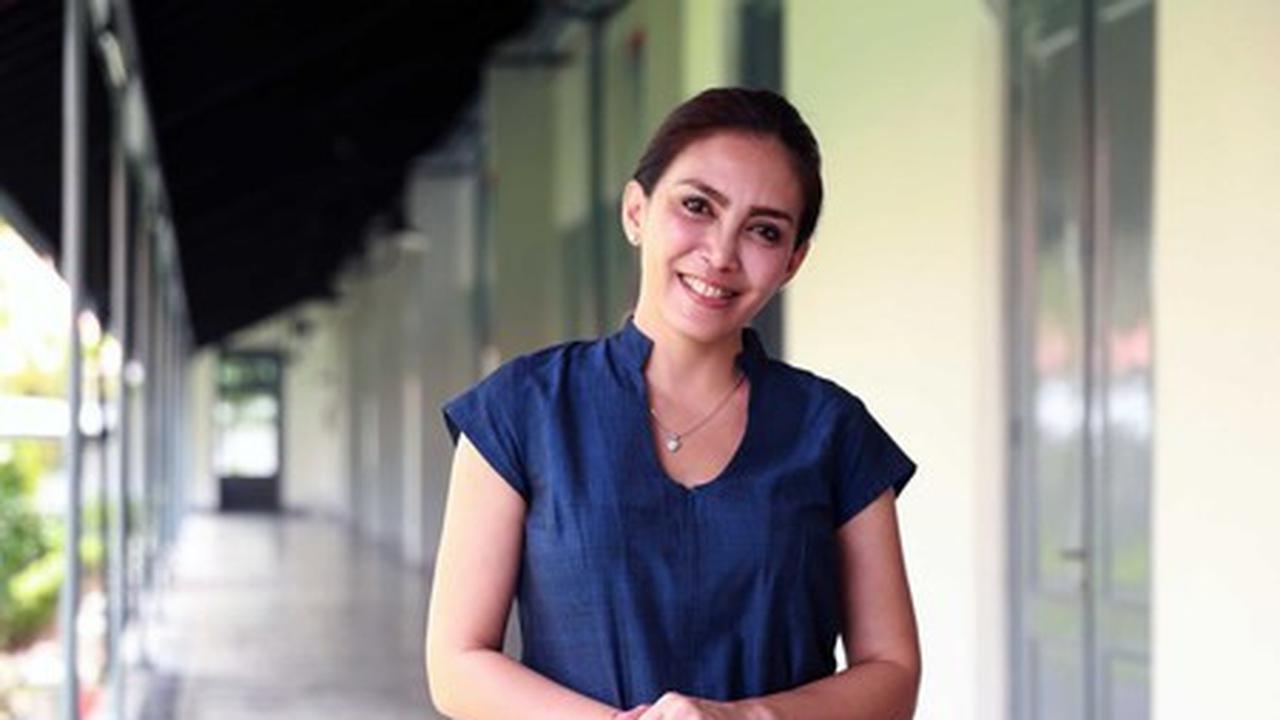 Rieke Diah Pitaloka Ikut Mengantar Jenazah Donny Kesuma ke ...