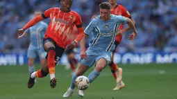 Pemain Coventry City, Viktor Gyokeres (kanan) berebut bola dengan pemain Luton Town, Gabriel Osho pada laga final play-off English Championship di Wembley Stadium, London, 27 Mei 2023. Gyokers tampil memukau di klubnya pada musim lalu dengan mencetak 21 gol dan 12 assist dalam 46 penampilan. Sporting Lisbon dilaporkan sedang dalam pembicaraan lanjutan untuk merekrut sang pemain dengan harga 18,5 juta pounds. Namun, Manchester United masih punya kesempatan untuk membajaknya. (AFP/Adrian Dennis)