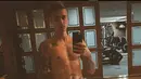 Pelantun ‘Love Yourself’ ini melakukan ‘mirror selfie’ yang menunjukkan seluruh tubuhnya. Tampak penyanyi muda ini telanjang dada dan tubuhnya dipenuhi dengan tato. (via instagram/@justinbieber)