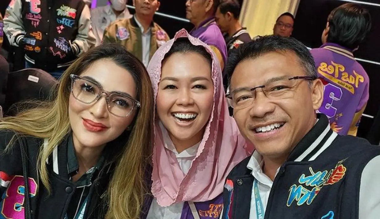 Jaket baseball tersebut pun memiliki aksen berbagai patch. Ashanty melengkapi penampil dengan kacamata. Rambut blondenya dibiarkan terurai, dengan riasan wajah freshnya. [@ashanty_ash]