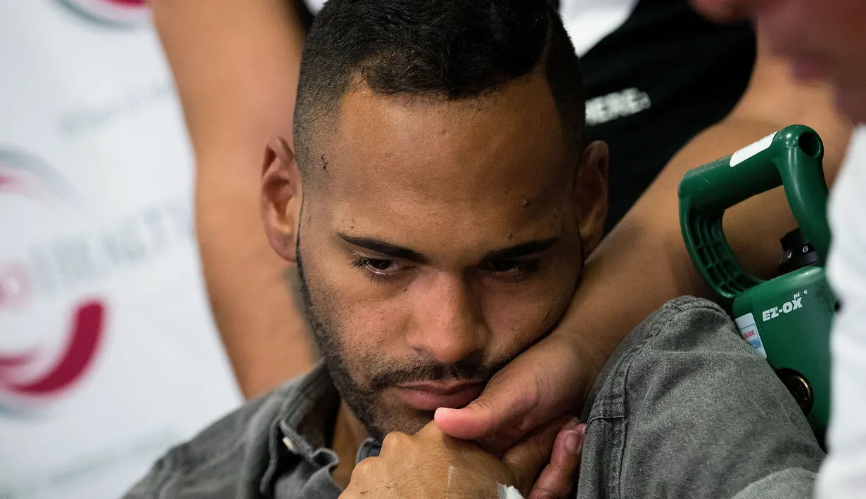 Ekspresi Angel Colon saat konferensi pers di Orlando Regional Medical Center, Florida, Selasa (14/6). Colon yang berada di Pulse pada saat serangan Mateen, menggambarkan mendengar tembakan dan jatuh karena ditembak kakinya. (Drew Angerer/Getty Images/AFP)