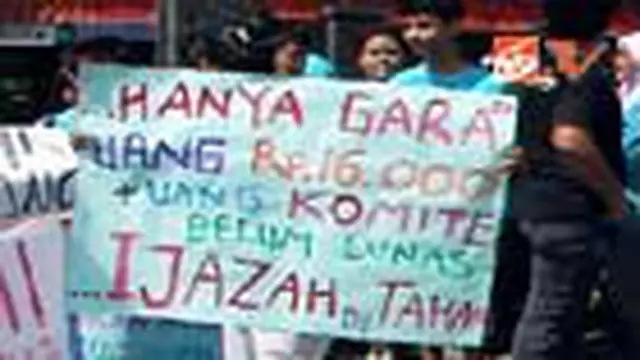 Puluhan siswa SMP Negeri 99 Jakarta Timur berunjuk rasa menolak pungutan biaya pengambilan ijazah. 