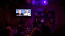 Sebuah layar televisi saat menayangkan debat terakhir Capres AS Donald Trump dan Hillary Clinton di Sebuah Restoran di Meksiko, (19/10). Menurut Consulta Mitofsky Mayoritas warga Meksiko cenderung mendukung Hillary Clinton. (AFP Photo/Yuri Cortez)