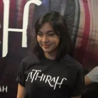 Tika Bravani berperan sebagai Mufidah Kalla, istri dari Wakil Presiden RI, Jusuf Kalla dalam film Athirah. 