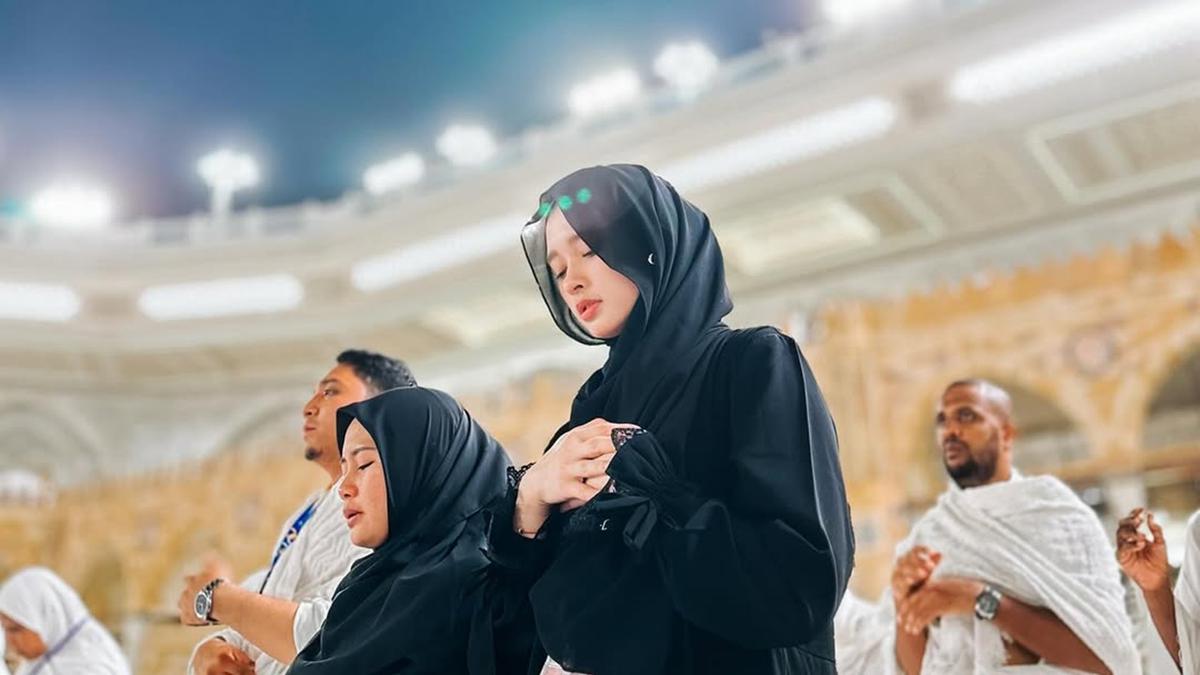 7 Potret Inara Rusli Umroh Khusyuk Berdoa, Sempatkan Mampir ke Mesir