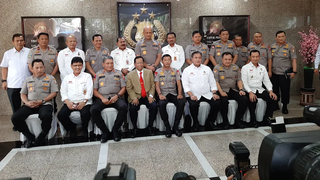 Menteri Koordinator Politik, Hukum dan Keamanan (Menkopolhukam) Mahfud Md berkunjung ke Bareskrim Polri, Kamis (12/12/2019).