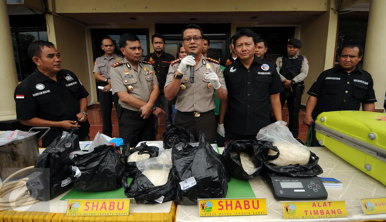 Kapolres Jakarta Barat, Kombes (Pol) Rudy Heriyanto AN (tengah) menjelaskan kronologis penangkapan tersangka pengedar narkotika jenis sabu di Jakarta, Rabu (23/3/2016). Polres Jakarta Barat mengamankan 16 kg sabu. (Liputan6.com/Helmi Fithriansyah)