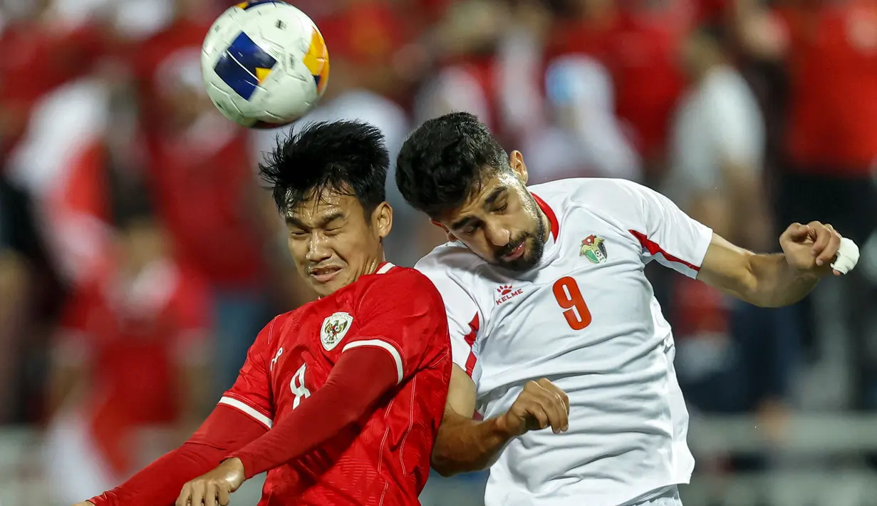 Pemain Timnas Indonesia U-23, Witan Sulaeman (kiri) berduel udara dengan pemain Yordania U-23, Amer Jamous pada laga ketiga Grup A Piala Asia U-23 2024 di Abdullah bin Khalifa Stadium, Doha, Qatar, Minggu (21/4/2024). (AFP/Karim Jaafar)