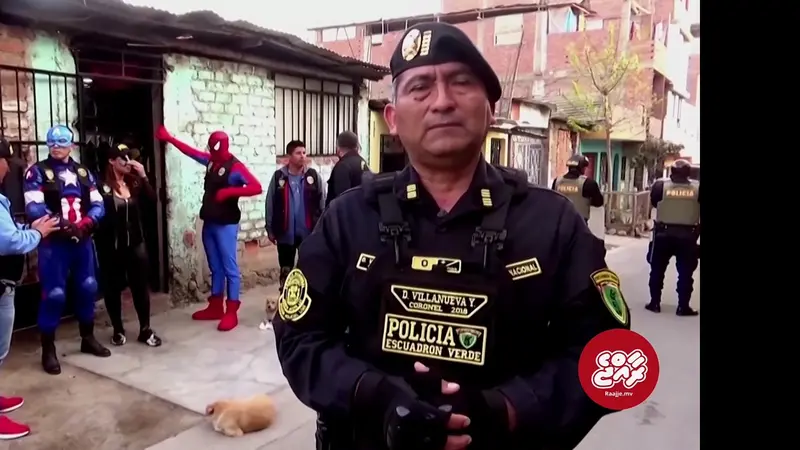 Suasana rumah Mariategui tak lama setelah penggerebekan, polisi berkostum Marvel terlihat menjaga pintu masuk rumah geng kriminal itu.(Dok. Raajje MV via Youtube)