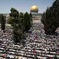 Ratusan ribu umat Muslim Palestina menjalankan ibadah salat di Masjid Al-Aqsa  (AFP)