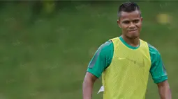 Bek Timnas Indonesia, Manahati Lestusen, latihan di Lapangan SPH Sentul, Jawa Barat, Kamis (1/12/2016). Yanto Basna dan Fachruddin absen pada semifinal melawan Vietnam karena akumulasi kartu. (Bola.com/Vitalis Yogi Trisna)