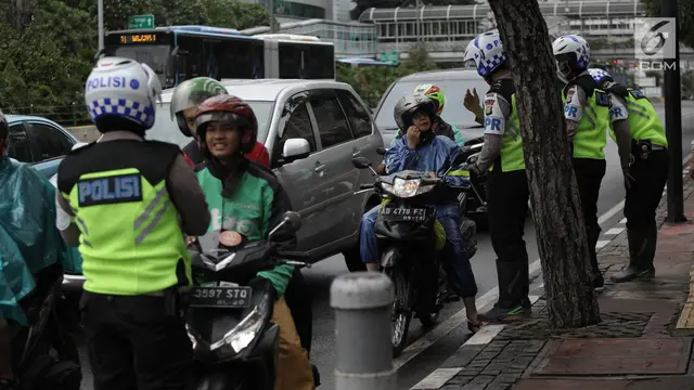 Polisi Tilang Pengendara Yang Melanggar Aturan Jalur Khusus Sepeda Motor
