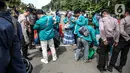 Polisi memeriksa barang bawaan mahasiswa yang akan berunjuk rasa di Patung Kuda, Jakarta, Selasa (20/10/2020). Pemeriksaan tersebut dilakukan untuk memastikan unjuk rasa berjalan aman dan damai. (Liputan6.com/Faizal Fanani)