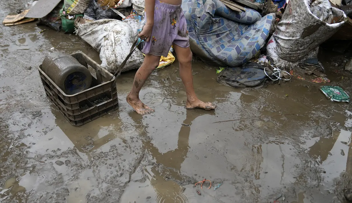 Badai tersebut diperkirakan akan menguat menjadi topan sebelum berpotensi berdampak pada daerah-daerah di China bagian selatan dan Vietnam bagian utara, termasuk Hanoi. (AP Photo/Aaron Favila)