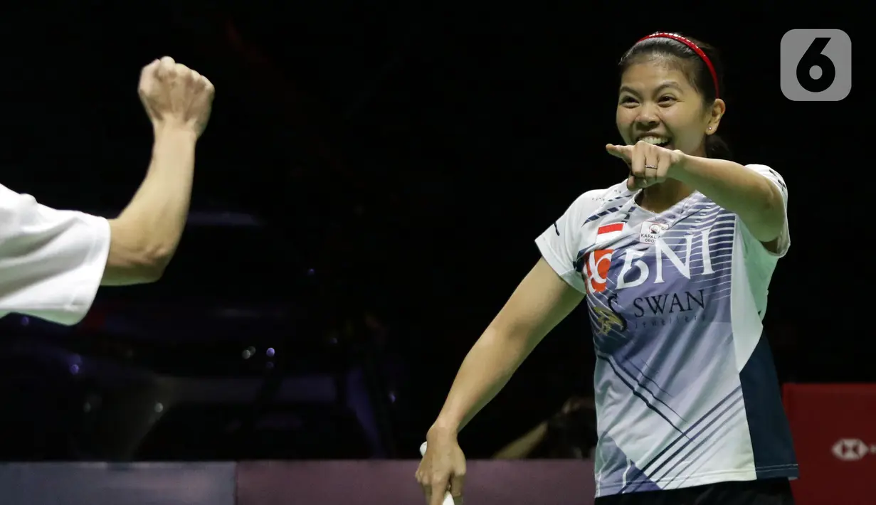 Pebulu tangkis ganda putri, Greysia Polii saat memainkan laga eksebisi saat acara perpisahan bertajuk "Greysia Polii: Testimonial Day" di di Istora Senayan Jakarta, Minggu (12/6/2022). Secara resmi, Greysia Polii mengundurkan diri dari kariernya sebagai atlet sebelum berlangsungnya final Indonesia Masters 2022. (Liputan6.com/Helmi Fithriansyah)