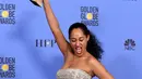 Aktris Tracee Ellis Ross mengangkat trofi yang berhasil dimenangkannya pada ajang Golden Globes di California, Minggu (8/1). Tracee Ellis Ross memenangkan kategori itu melalui perannya dalam serial televisi 'Black-ish'. (Jordan Strauss/Invision/AP)