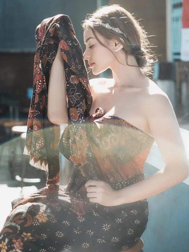 6 Pesona Nora Alexandra Berbalut Kain Batik Ini Jadi Sorotan