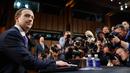 CEO Facebook Mark Zuckerberg memenuhi panggilan untuk bersaksi di hadapan Komite Senat Amerika Seriikat di Capitol Hill, Washington, Senin (10/4). Zuckerberg menghadap Kongres untuk memberikan kesaksian mengenai kebocoran data Facebook (AP/Carolyn Kaster)