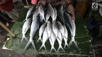 Pedagang merapikan ikan bandeng dagangannya di kawasan Rawa Belong, Jakarta, Rabu (14/2). Masyarakat Tionghoa percaya mengonsumsi bandeng saat Imlek mendatangkan keberuntungan. (Liputan6.com/Arya Manggala)