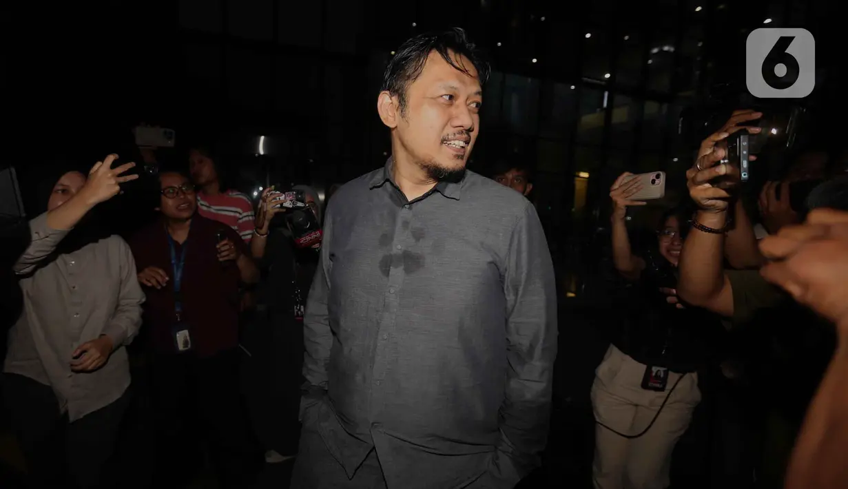 Ketika ditanya wartawan usai diperiksa KPK, Ketua Bidang Ekonomi Pengurus Besar Nahdlatul Ulama (PBNU), Aizzudin Abdurrahman (AIZ) membantah menerima uang dalam kasus dugaan korupsi kuota dan penyelenggaraan haji. Tampak dalam foto, Ketua Bidang Ekonomi Pengurus Besar Nahdlatul Ulama (PBNU), Aizzudin Abdurrahman (AIZ) berjalan meninggalkan Gedung Merah Putih Komisi Pemberantasan Korupsi (KPK) usai menjalani pemeriksaan, Jakarta, Selasa (13/1/2026). (Liputan6.com/Helmi Fithriansyah)