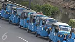 Seorang supir Bajaj BBG menunggu penumpang di tepi jalan kawasan Pasar Baru, Jakarta, Senin (25/4). Kesulitan bersaing dengan transportasi online lain menyebabkan kondisi bajaj online mengalami mati suri. (Liputan6.com/Immanuel Antonius)