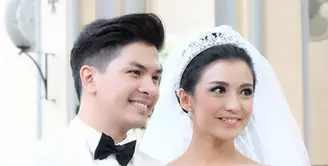 Pasangan Glenn Alinskie dan Chelsea Olivia resmi menikah hari ini (1/10/2015) di Gereja Katedral, Jakarta. (via instagram/@sherlylylyly)