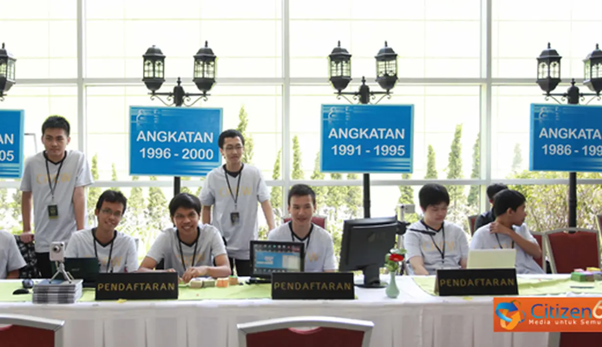 Citizen6, Bandung: Sekitar 700 alumnus yang terdiri dari guru, mantan guru hingga pegawai sekolah melepas rasa kangen dalam Reuni Akbar angkatan 1981-2010. (Pengirim: Rka)