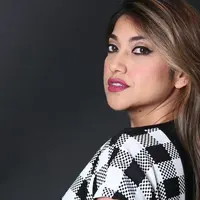 Sarah Azhari dan anaknya, Albany Ray kembali ke Indonesia. Lalu bagaimana dengan karir Sarah? Apakah Albany akan ikuti jejak karir Sarah?