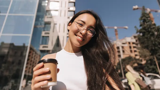 wanita april di luar