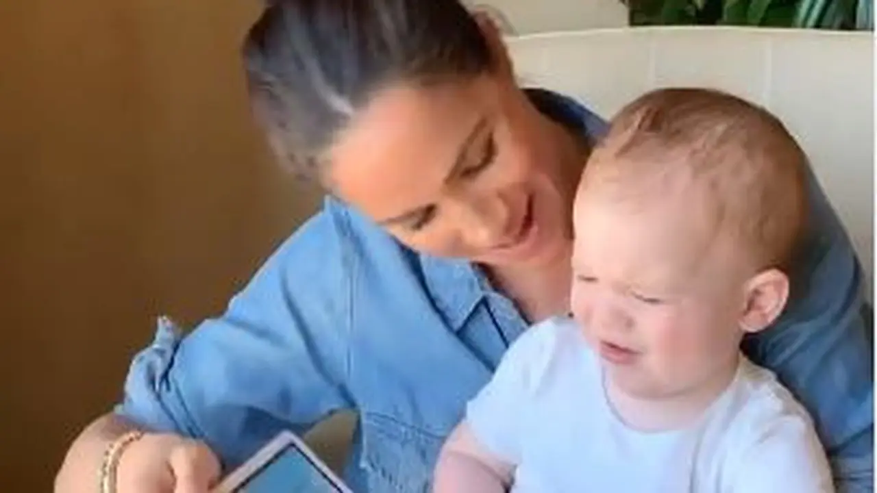 Ragam Ekspresi Lucu Archie Harrison Saat Dibacakan Buku oleh Meghan Markle