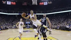 Aksi Bintang Golden State Warriors, Stephen Curry (30) melakukan lay up melewati hadangan pemain Memphis Grizzlies, Marc Gasol (33) pada laga NBA di Oracle Arena, Oakland, (6/1/2017). Warriors kalah 119-128.  (AP/Marcio Jose Sanchez)