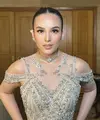 The angelic look, begitu Tex Saverio menggambarkan gaun resepsi Chelsea Islan [@archangelachelsea]